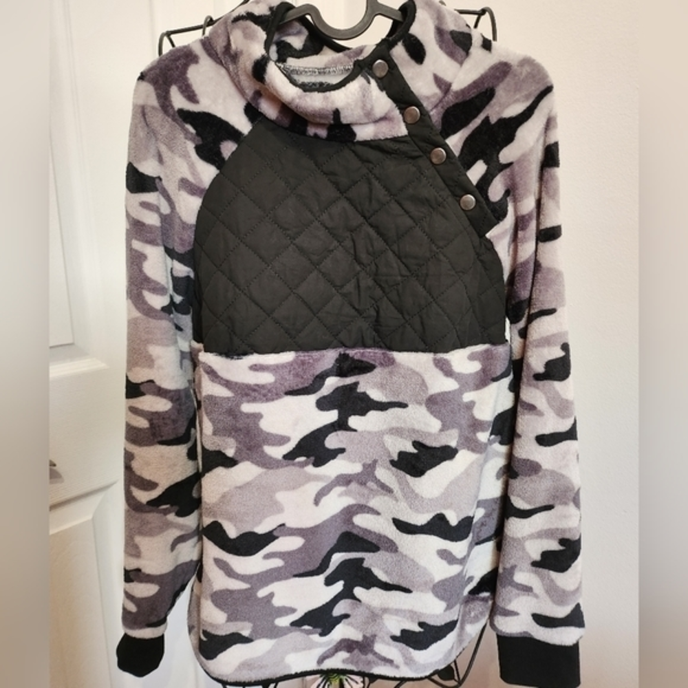 NWOT camo fuzzy sweater‎